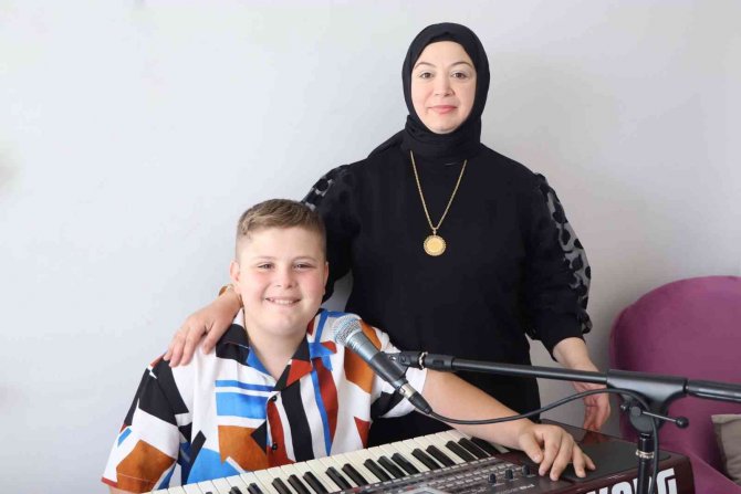 Babasının Orgu İle Çektiği Video Onu Fenomen Yaptı