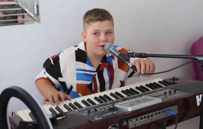 Babasının Orgu İle Çektiği Video Onu Fenomen Yaptı