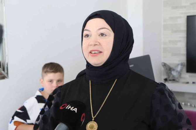 Babasının Orgu İle Çektiği Video Onu Fenomen Yaptı