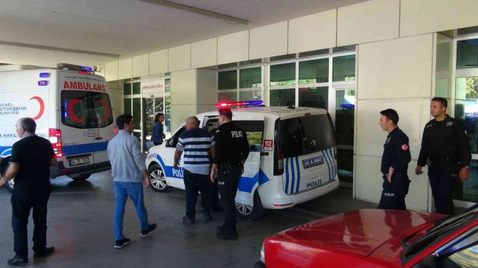 Husumetliler Cami Avlusunda Kavga Etti: 1 Kişi Makasla Yaralandı