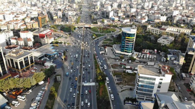 İ̇stanbul’da Haftanın İlk Günü Trafik Yoğunluğu Yüzde 60’a Ulaştı