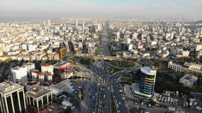 İ̇stanbul’da Haftanın İlk Günü Trafik Yoğunluğu Yüzde 60’a Ulaştı
