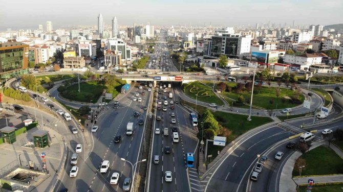 İ̇stanbul’da Haftanın İlk Günü Trafik Yoğunluğu Yüzde 60’a Ulaştı