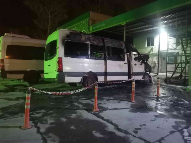İ̇zmir’de Panik Anları: Akaryakıt İstasyonunun Yanında Bulunan Minibüs Alev Alev Yandı