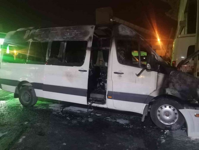 İ̇zmir’de Panik Anları: Akaryakıt İstasyonunun Yanında Bulunan Minibüs Alev Alev Yandı