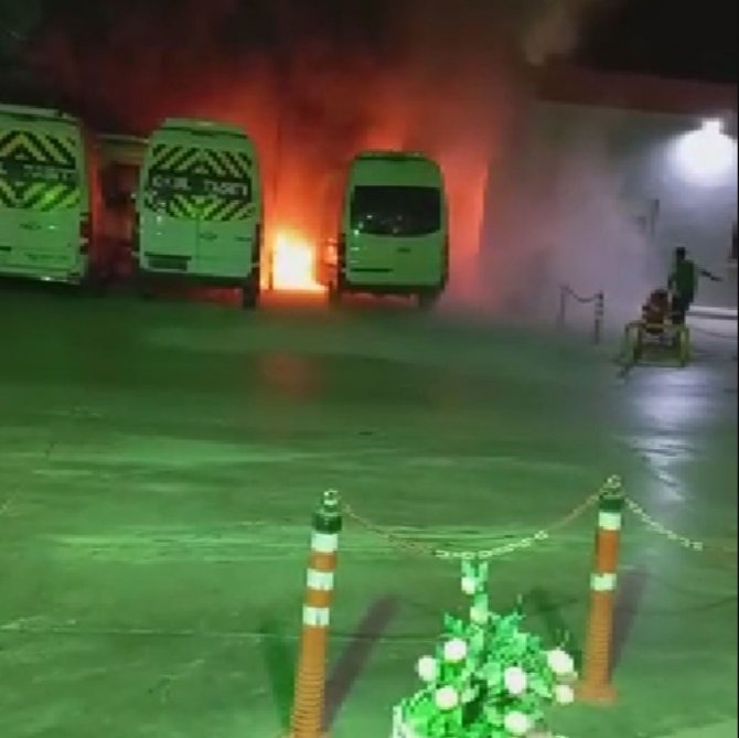 İ̇zmir’de Panik Anları: Akaryakıt İstasyonunun Yanında Bulunan Minibüs Alev Alev Yandı