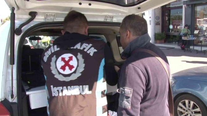 Kadıköy’de, Başkasının Ehliyetini Kullanan Taksici Denetime Takıldı Ceza Üstüne Ceza Yağdı, Aracı Trafikten Men Edildi