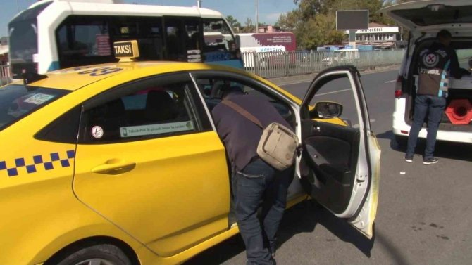 Kadıköy’de, Başkasının Ehliyetini Kullanan Taksici Denetime Takıldı Ceza Üstüne Ceza Yağdı, Aracı Trafikten Men Edildi