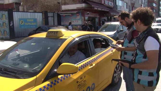 Kadıköy’de, Emniyet Kemeri Takmayan Taksiciden İlginç Savunma: ‘Pis Bir Koku Vardı, Parfüme Uzanmak İçin Kemeri Söktüm’