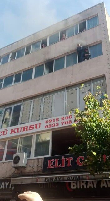 Kağıthane’de Yangında Can Pazarı: 20 Kişi Binada Mahsur Kaldı