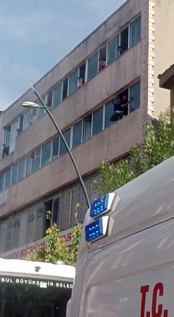 Kağıthane’de Yangında Can Pazarı: 20 Kişi Binada Mahsur Kaldı