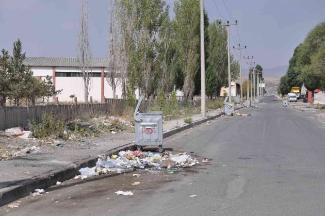 Kars’ta Gelişi Güzel Atılan Çöpler Çevreyi Kirletiyor