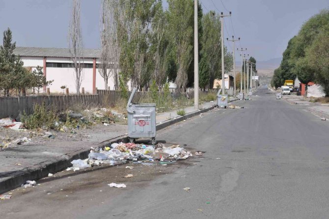 Kars’ta Gelişi Güzel Atılan Çöpler Çevreyi Kirletiyor