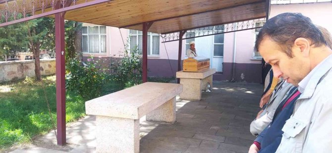 Bisikletiyle Gezmek İçin Çıktığı Yolda Cansız Bedeni Bulunan Yaşlı Vatandaş Son Yolculuğuna Uğurlandı