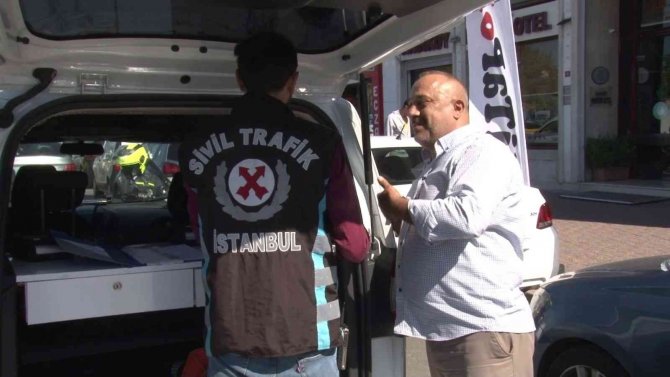 Kadıköy’de, Emniyet Kemeri Takmayan Taksiciden İlginç Savunma: ‘Pis Bir Koku Vardı, Parfüme Uzanmak İçin Kemeri Söktüm’