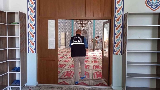 İ̇mam, Eski Eniştesi Tarafından Camide Vuruldu