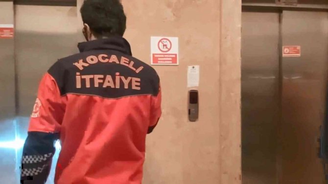 Asansörde Mahsur Kaldı, Yardımına İtfaiye Ekipleri Koştu
