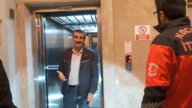 Asansörde Mahsur Kaldı, Yardımına İtfaiye Ekipleri Koştu
