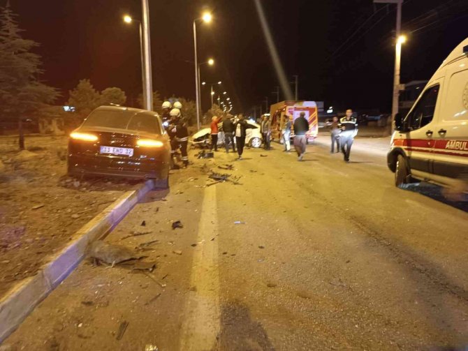 Konya’da İki Otomobil Çarpıştı: 1 Ölü, 2 Yaralı