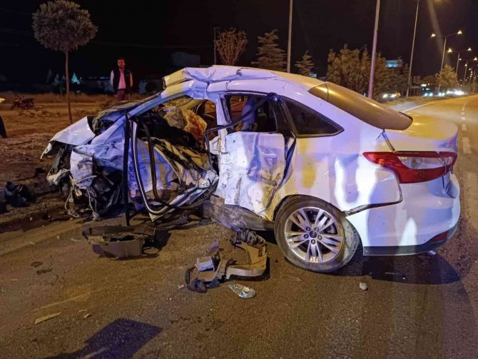 Konya’da İki Otomobil Çarpıştı: 1 Ölü, 2 Yaralı