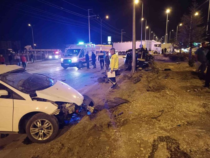 Konya’da İki Otomobil Çarpıştı: 1 Ölü, 2 Yaralı