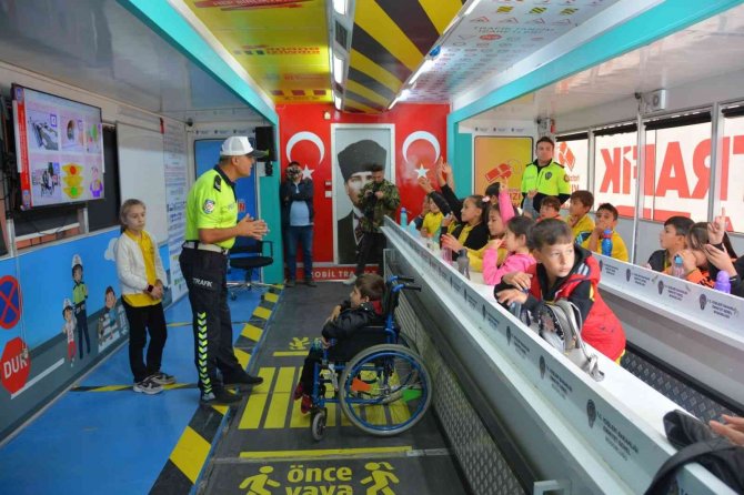 Kütahya’da 668 Öğrenciye Trafik Güvenliği Eğitimi Verildi
