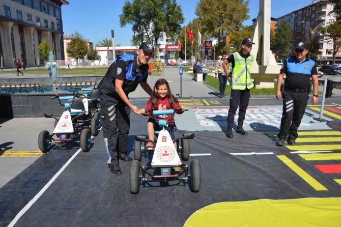Kütahya’da 668 Öğrenciye Trafik Güvenliği Eğitimi Verildi