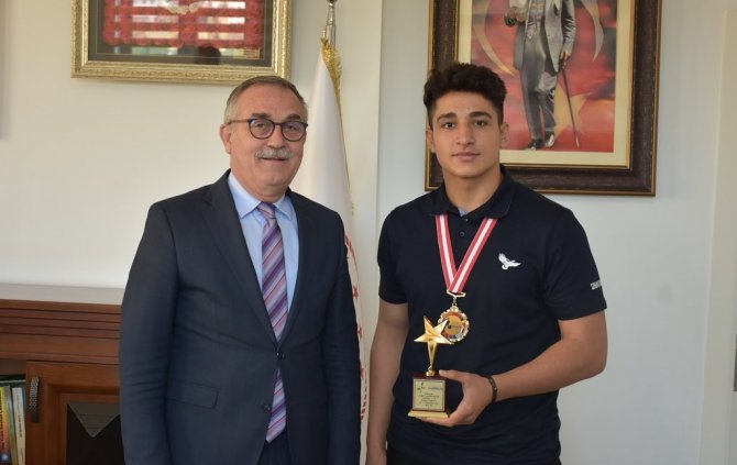 Müdür Akyol, Balkan Şampiyonu Zaloğlu’nu Makamında Ağırladı