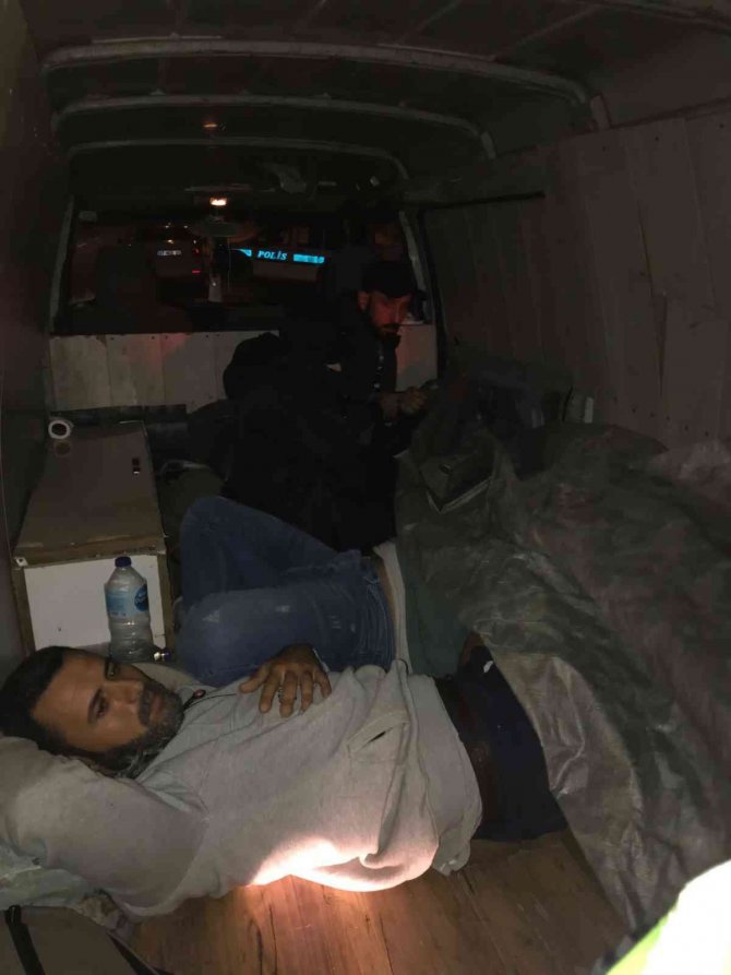 Brandanın Altına Saklanmış 4 Düzensiz Göçmen Yakalandı