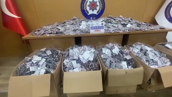 İ̇zmir’de Kamyonet Kasasında 166 Bin Sentetik Hap Ele Geçirildi