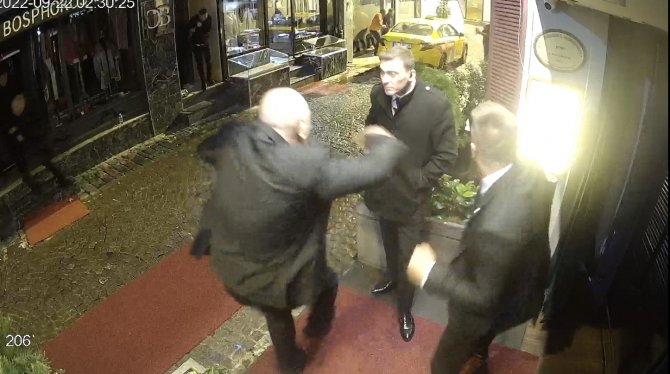 Ünlü Gece Kulübünün Önünde Film Sahnesi Gibi Çatışma Kamerada