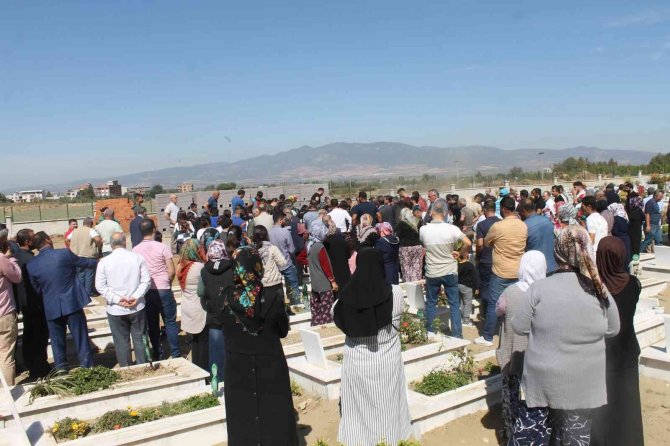 Tek Çocuklarını Gözyaşları İçinde Toprağa Verdiler