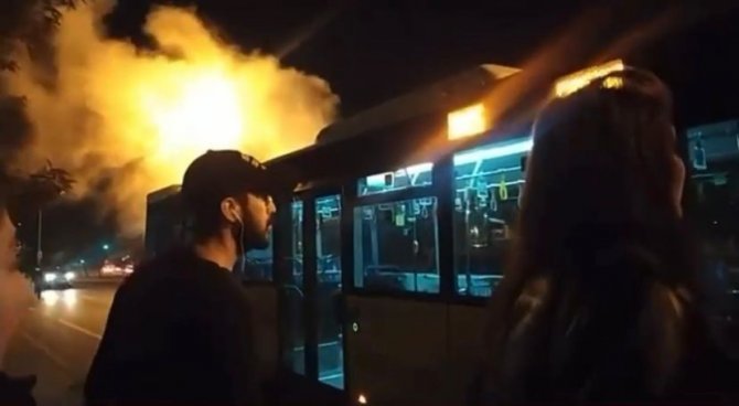 Pendik’te Arkasından Dumanlar Yükselen İ̇ett Otobüsü Yolda Kaldı