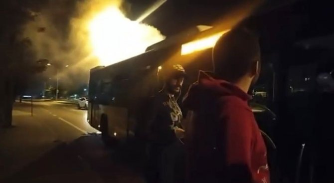 Pendik’te Arkasından Dumanlar Yükselen İ̇ett Otobüsü Yolda Kaldı