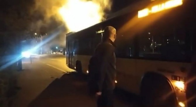 Pendik’te Arkasından Dumanlar Yükselen İ̇ett Otobüsü Yolda Kaldı
