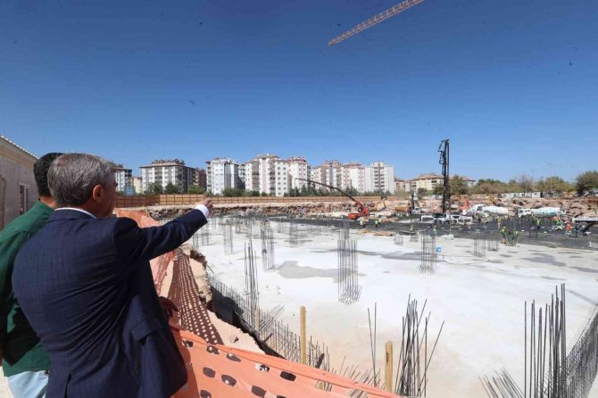 Tahmazoğlu’ndan En Büyük İkinci Kütüphanede İnceleme