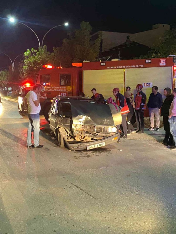 İ̇ki Otomobil Kafa Kafaya Çarpıştı: 1 Yaralı