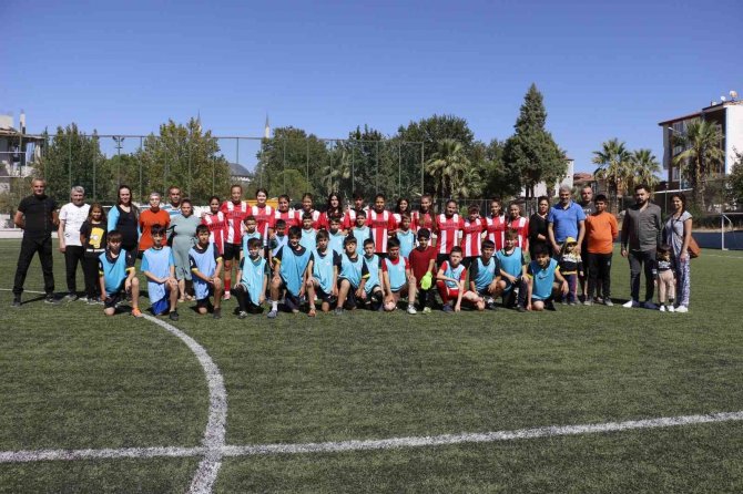Futbol Tutkunu Kızlar, Yeni Sezona Şampiyonluk Parolasıyla Hazırlanıyor