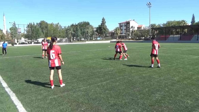 Futbol Tutkunu Kızlar, Yeni Sezona Şampiyonluk Parolasıyla Hazırlanıyor