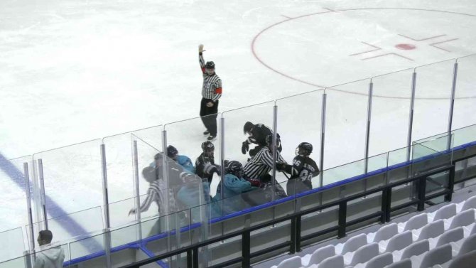 Buz Hokeyi Maçında Kavga: Oyuncular Maçı Bırakıp Birbirine Girdi