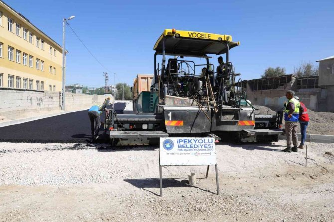 İ̇pekyolu’nda Asfalt Serimi Hız Kesmiyor