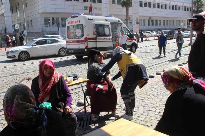 Husumetliler Cami Avlusunda Kavga Etti: 1 Kişi Makasla Yaralandı