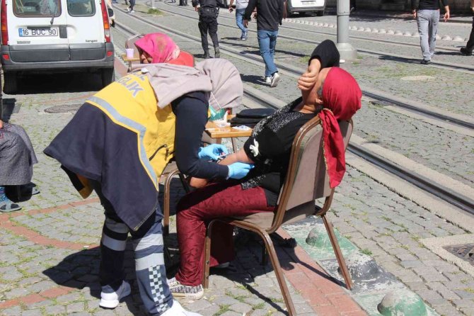 Husumetliler Cami Avlusunda Kavga Etti: 1 Kişi Makasla Yaralandı