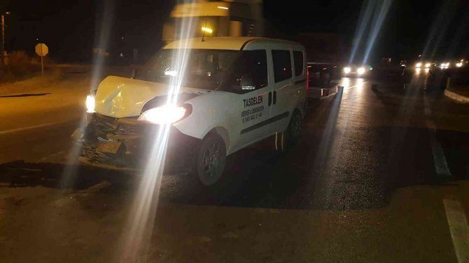 İ̇ki Aracın Çarpıştığı Kazada Şans Eseri Ölen Ya Da Yaralanan Olmadı