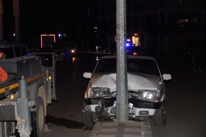 Orta Refüje Çıkıp Aydınlatma Direğine Çarpan Aracın Sürücüsü Yaralandı