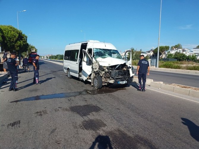 Tur Minibüsü İle Kamyonetin Karıştığı Kazada 2 Kişi Yaralandı