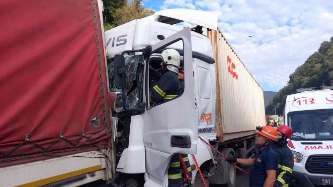 Bolu Tem’de İki Tır Çarpıştı, Araçta Sıkışan Sürücü 1 Saatte Kurtarıldı