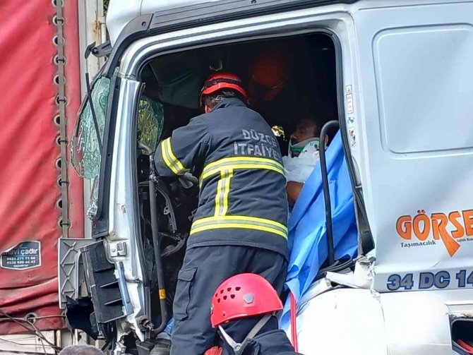 Bolu Tem’de İki Tır Çarpıştı, Araçta Sıkışan Sürücü 1 Saatte Kurtarıldı