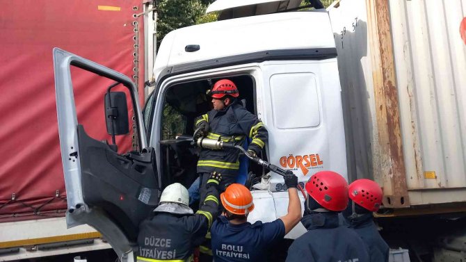 Bolu Tem’de İki Tır Çarpıştı, Araçta Sıkışan Sürücü 1 Saatte Kurtarıldı