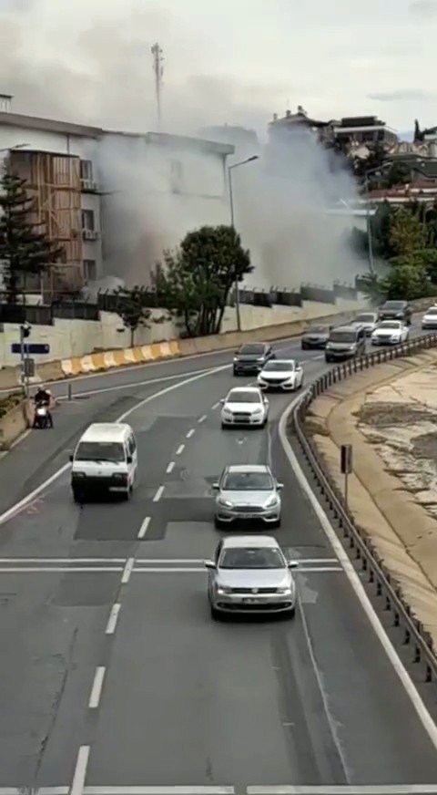 Büyükçekmece Adliyesi’nde Yangın Paniği, Bina Tahliye Edildi